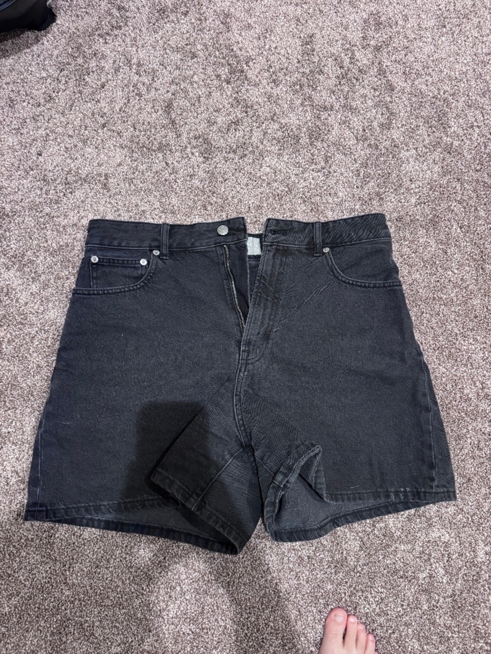 Black shorts Everlane